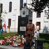 Pod pomnikiem Marszałka Józefa Piłsudskiego złożono kwiaty.