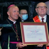Stanisław Tępiński z bp. Markiem Solarczykiem podczas ceremonii dekorowania papieskim odznaczeniem i wręczenia dyplomu.