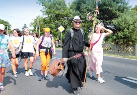 Członkowie grupy „Salvator” Elbląg w drodze do tronu Maryi.