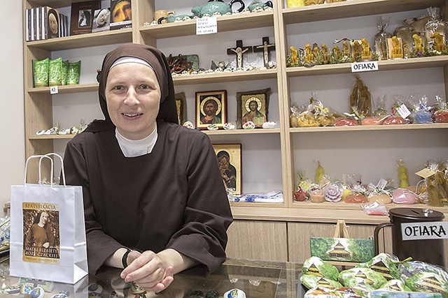 ◄	Siostra Sara nie tylko ugości kawą i ciastem, ale chętnie opowie o historii i współczesności Dzieła.