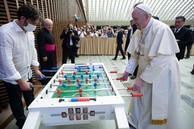 Papież Franciszek zagrał z wiernym w piłkarzyki