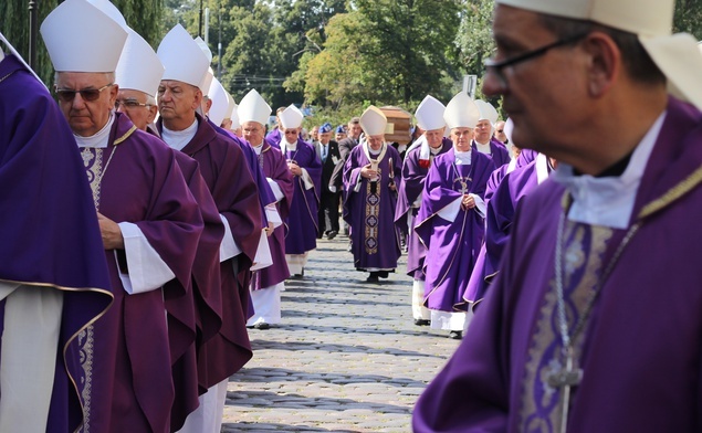 Abp Henryk Hoser SAC spoczął w krypcie w praskiej katedrze