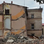 Wyburzanie budynku szkoły 