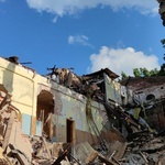 Wyburzanie budynku szkoły 