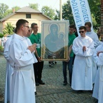 Krzyż i ikona Matki Bożej wśród młodych