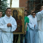Krzyż i ikona Matki Bożej wśród młodych
