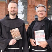 Od prawej: o. Stanisław Narcyz Klimas OFM i o. Tomasz Franciszek Dubiel OFM.