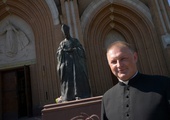 Ksiądz Marcin Rogala przy pomniku Prymasa Tysiąclecia przed radomską katedrą.