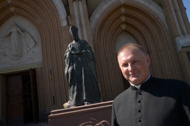 Ksiądz Marcin Rogala przy pomniku Prymasa Tysiąclecia przed radomską katedrą.