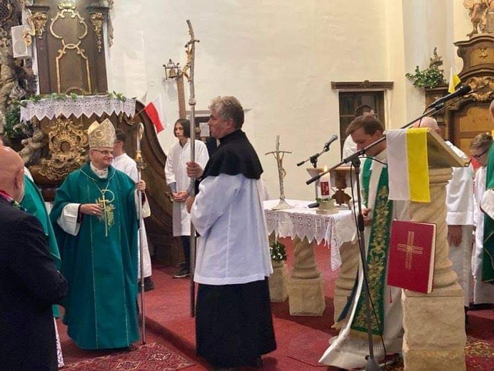 Świdnicki biskup poświęcił dzwony w czeskiej parafii