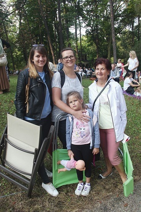 Trzy pokolenia u Mamy w Piekarach – rodzone siostry Monika z Łazisk i Ela z Orzesza ze swoją mamą Małgorzatą z Mikołowa oraz Matyldą, córką Eli.