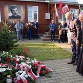 Wiązankę kwiatów przy kamieniu upamiętniającym kandydata na ołtarze złożyli ordynariusz radomski i Marcin Krzysztofik.