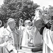 45 lat temu kardynał wraz z biskupami Sikorskim i Wosińskim koronował Pietę Oborską. Mówił wtedy o wierze, która pociesza, umacnia i daje pokój narodowi.
