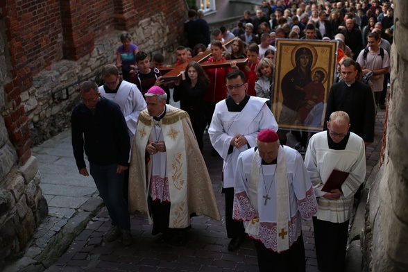 Przemarsz ulicami miasta.