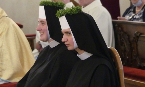 S. Faustyna (P) i s. Antonina podczas Mszy św. w kościele św. Elżbiety.