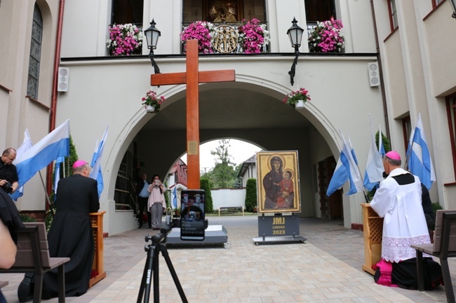 Symbole ŚDM w skarżyskiej Ostrej Bramie