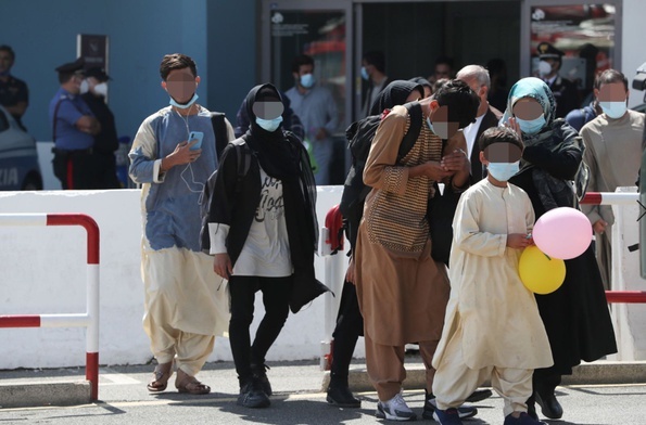 Afgańscy uchodźcy na lotnisku w Rzymie