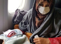 Matka z córką na pokładzie samolotu, wkrótce po porodzie.