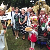 Dożynkowe wieńce  i chleby poświęcił biskup radomski.