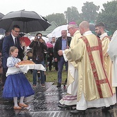 ▲	Premier Mateusz Morawiecki wspólnie z dziećmi przyniósł do ołtarza dary ofiarne.