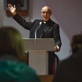 ▲	Kapłan z Werony na spotkaniu w Szczecinku, które odbyło się 28 sierpnia.