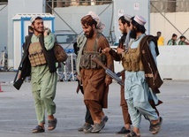 Afganistan: Z obawy przed bojownikami radia zawiesiły działalność 