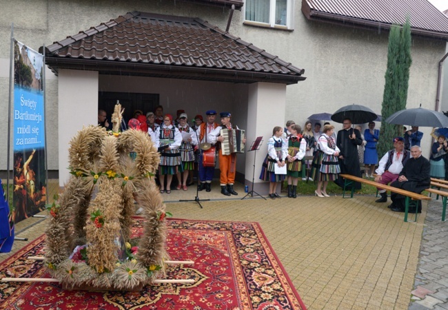 Dożynki, folklor, rycerze, zespoły i uliczni artyści