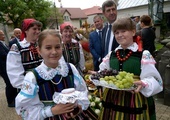 Święto plonów w opoczyńskiej kolegiacie św. Bartłomieja. Za chwilę ruszy procesja do kościoła.