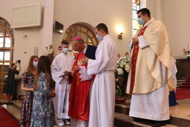 Krzyż misyjny Martynie wręczył bp Marek Solarczyk podczas dnia wspólnoty Ruchu Światło-Życie. Z lewej Magdalena Kowalik, z prawej ks. Paweł Łęcki. 