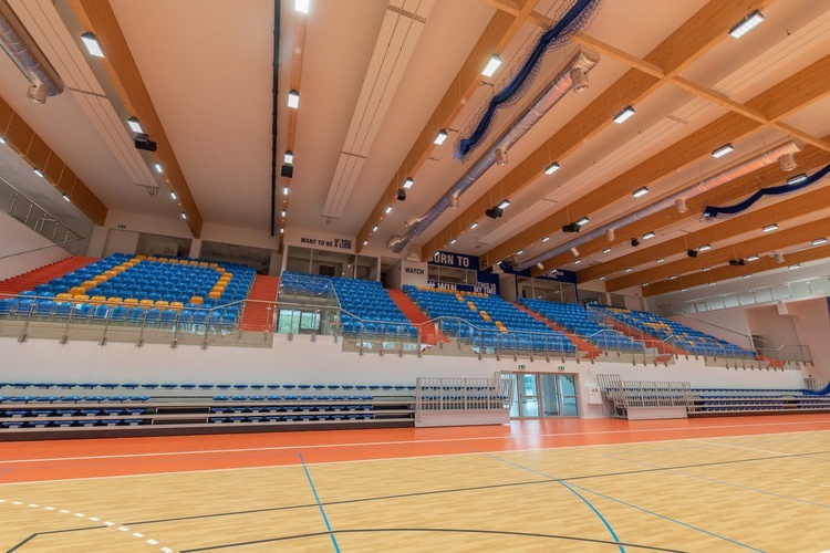 Nowa hala widowiskowo-sportowa w Trzebnicy już otwarta. Pomieści tysiąc osób