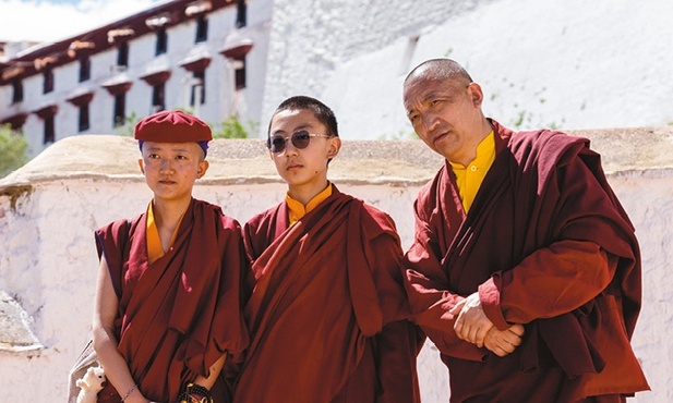 Tybetański buddyzm jest obiektem szczególnie zaciekłych prześladowań ze strony chińskich komunistów jako jeden z fundamentów tożsamości Tybetu.
