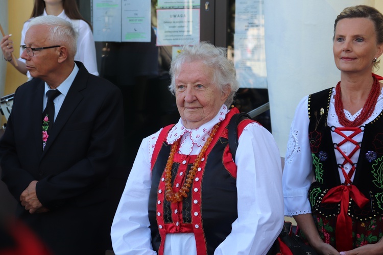 Swoją "Gwiozdę" odsłoniła Czesława Marchewka - mistrzyni wycinanki z Kurpii.