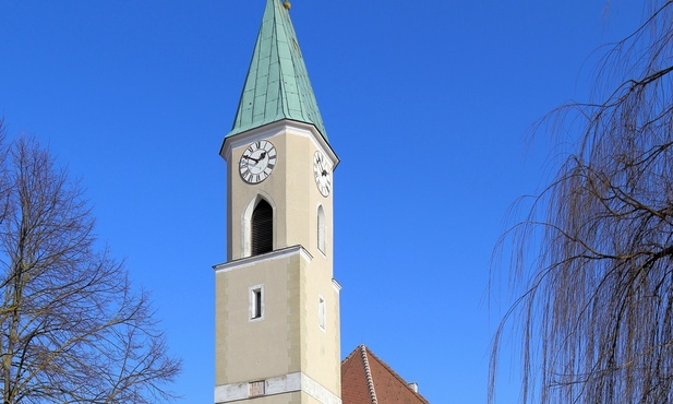 Biskup-alpinista wdrapał się na 30-metrową wieżę kościelną