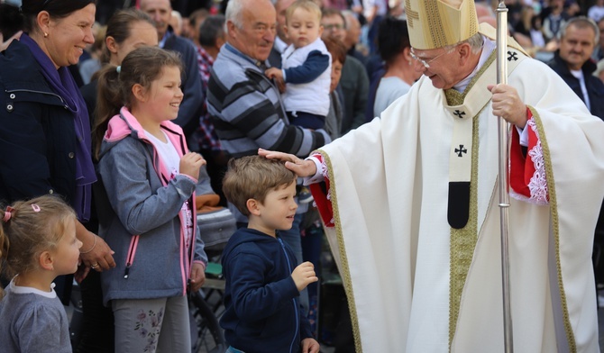 Abp Jędraszewski: Otwórzmy się na Bożą wizję małżeństwa i rodziny