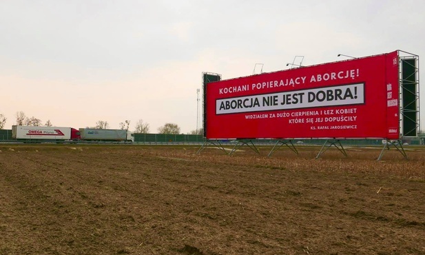 Największy w Polsce baner z treściami pro-life - zniszczony