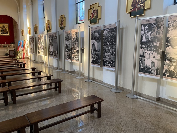 Wystawa składa się z 13 plansz i obrazów Matki Bożej Jasnogórskiej, kard. Wyszyńskiego i św. Jana Pawła II.