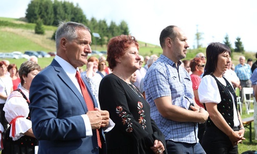 Wśród uczestniczących we Mszy św. nie zabrakło Jana Gazura z Koniakowa (pierwszy z lewej), jednego z inicjatorów tych międzynarodowych spotkań na trójstyku.
