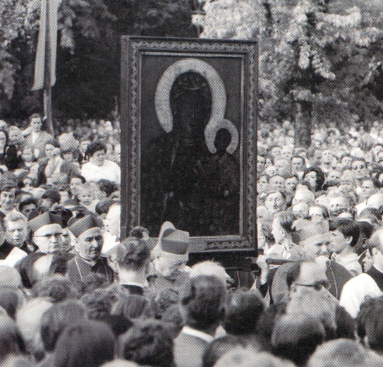 Procesja do kościoła Opieki NMP w Radomiu z uwolnionym obrazem Matki Bożej Częstochowskiej.