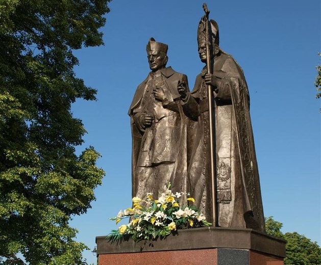 Monument został odsłonięty 16 października 2003 roku.