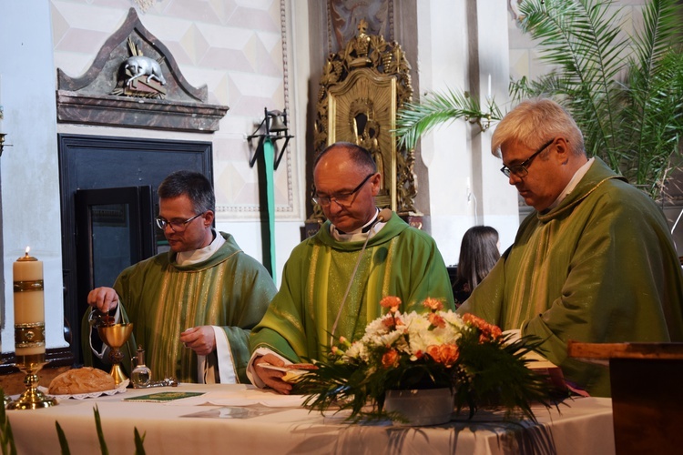 Eucharystii przewodniczył i homilię wygłosił ks. Sławomir Sobierajski.