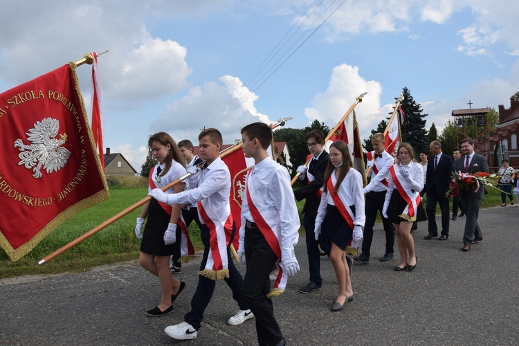 Uczestnicy liturgi przeszli na cnentarz.