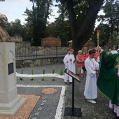 Pomnik przed kościołem Wniebowzięcia NMP w Bielawie poświęcił ks. Stanisław Chomiak.