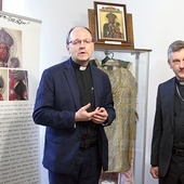 Bp Roman Pindel i ks. Szymon Tracz przy ekspozycji.