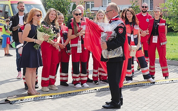 Komendant Piotr Moskwik w pelerynie superbohatera i jego wolontariusze.