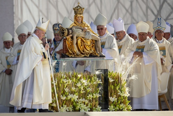 Papież, biskupi, wokół figury Matki Bożej Bolesnej, patronki Słowacji