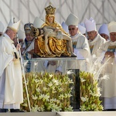 Papież, biskupi, wokół figury Matki Bożej Bolesnej, patronki Słowacji