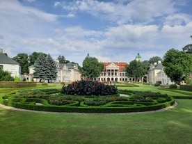Szlak zaczyna się w pałacu Zamoyskich w Kozłówce.