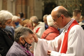 Abp Jędraszewski do chorych: Przyjmijcie miłość płynącą z krzyża