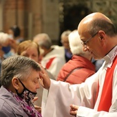 Abp Jędraszewski do chorych: Przyjmijcie miłość płynącą z krzyża