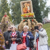 Przedstawiciele z każdego dekanatu złożyli przed ołtarzem tradycyjne wieńce dożynkowe.